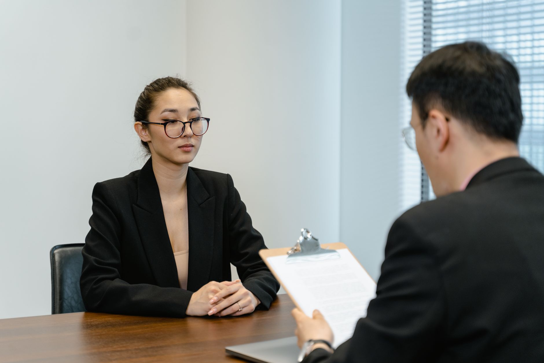 Candidate meeting a hiring manager in an SEO interview