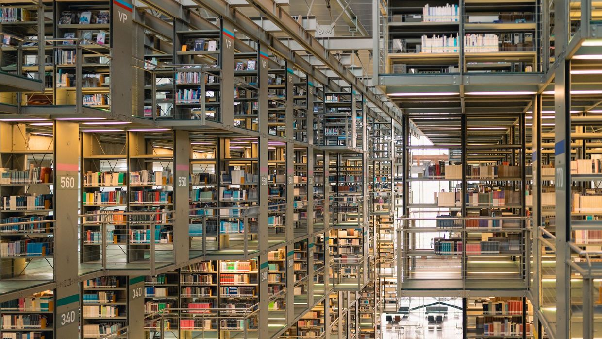 SEO career resources: rows of bookshelves in a modern library in Mexico City, showcasing a vast collection of books